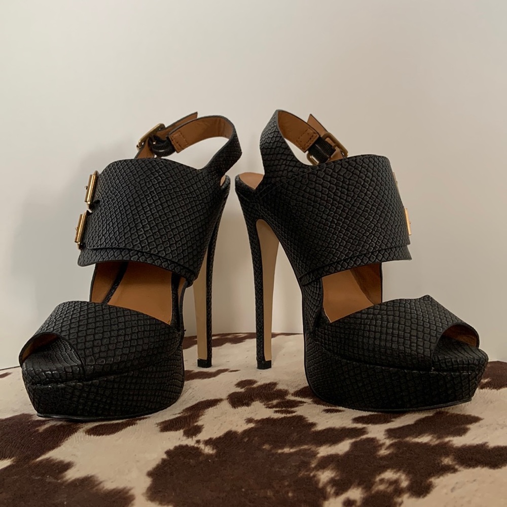 Black pumps